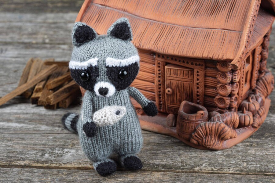 Edukacyjna zawieszka na wózek fotelik szop raccoon która zaciekawi każde dziecko