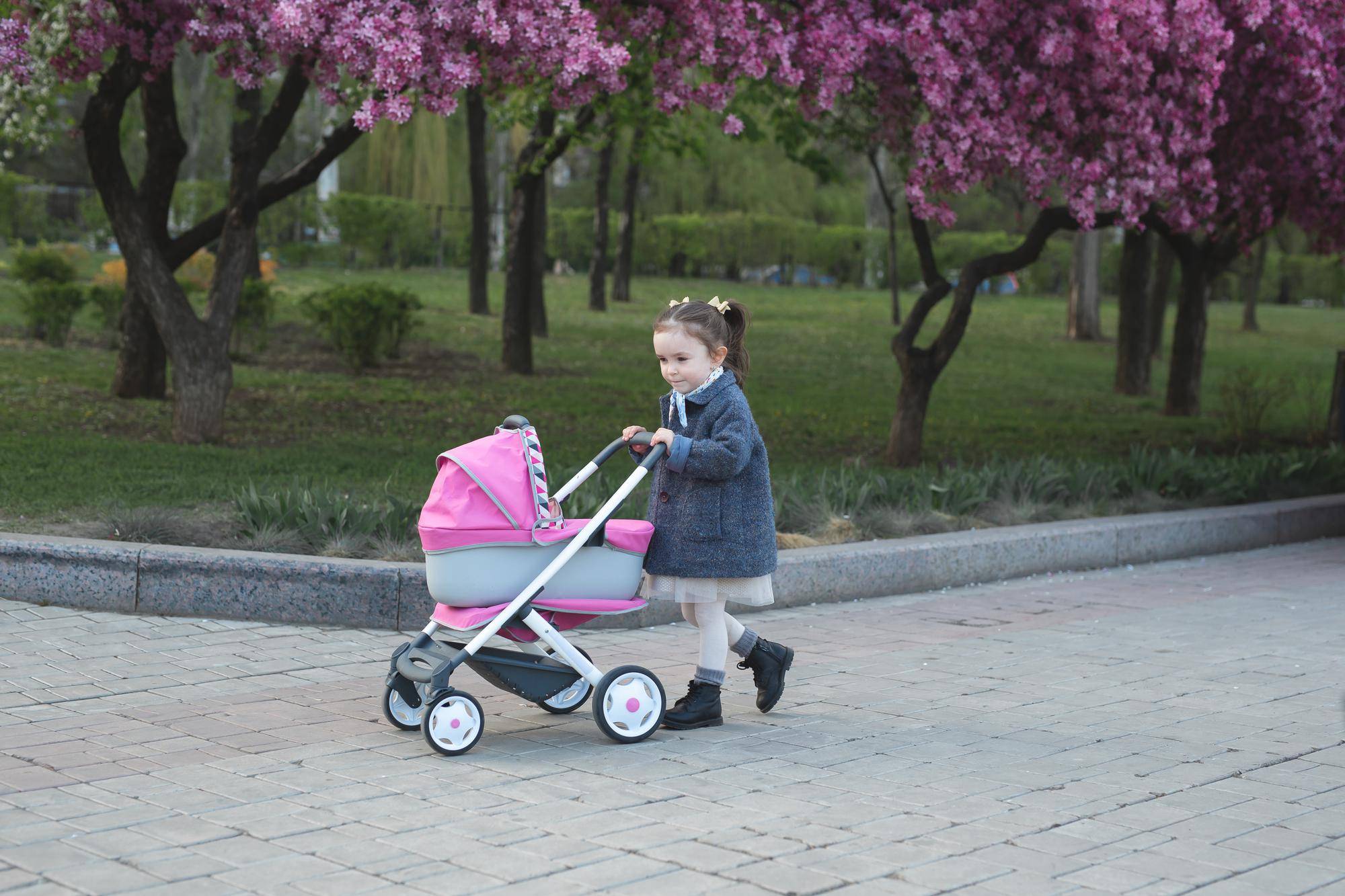 Euro Cart wózek dziecięcy Ezzo Rose sprawdzi się na każdą trasę