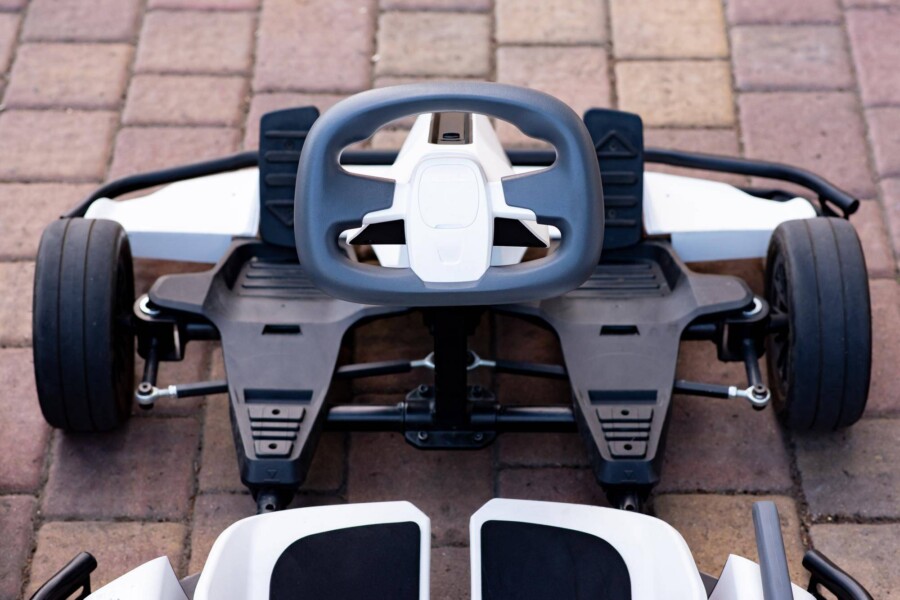 Gokart na pedały Thor White jako idealna zabawka na świeże powietrze