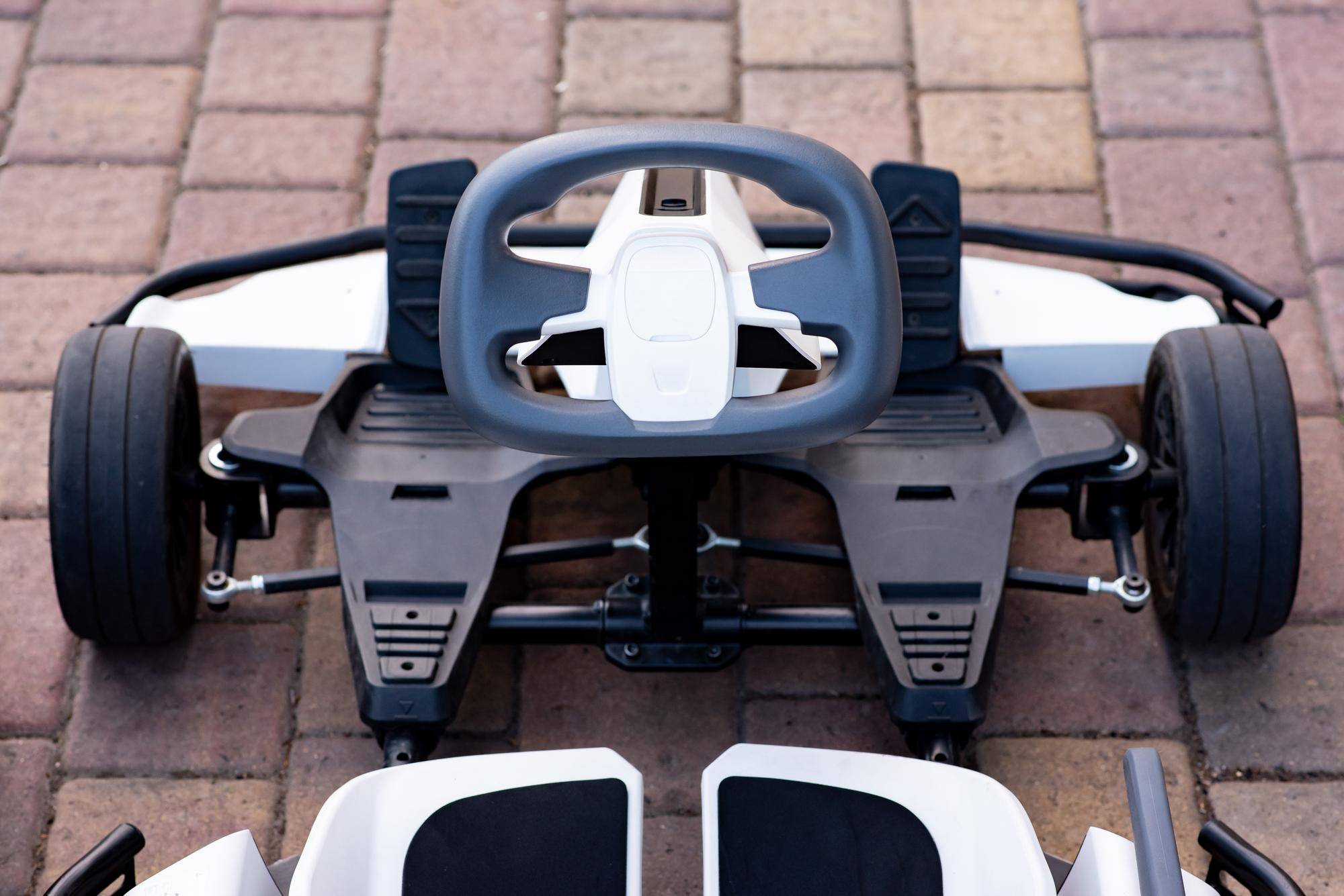 Gokart na pedały Thor White jako idealna zabawka na świeże powietrze