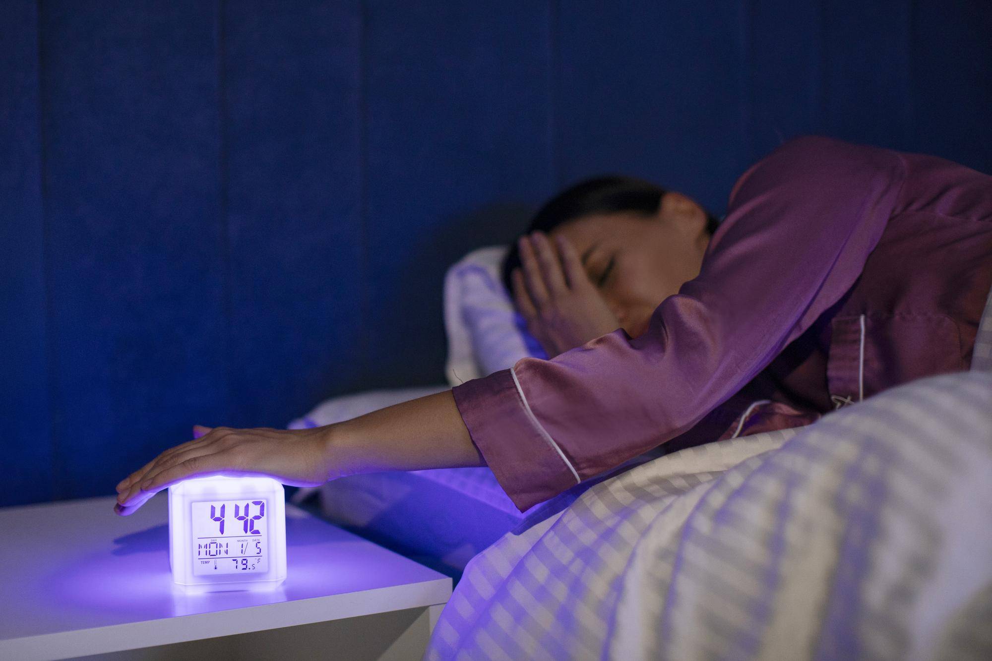 Jak lampki nocne i projektory zmieniają atmosferę w sypialni?