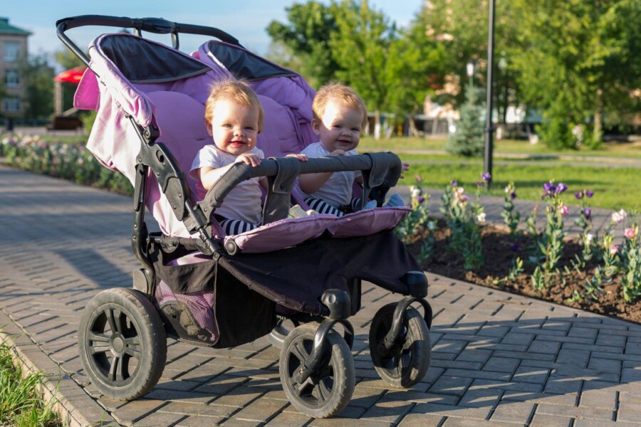 Jak sprawdza się wózek dziecięcy Womar M 43 podczas codziennych spacerów?