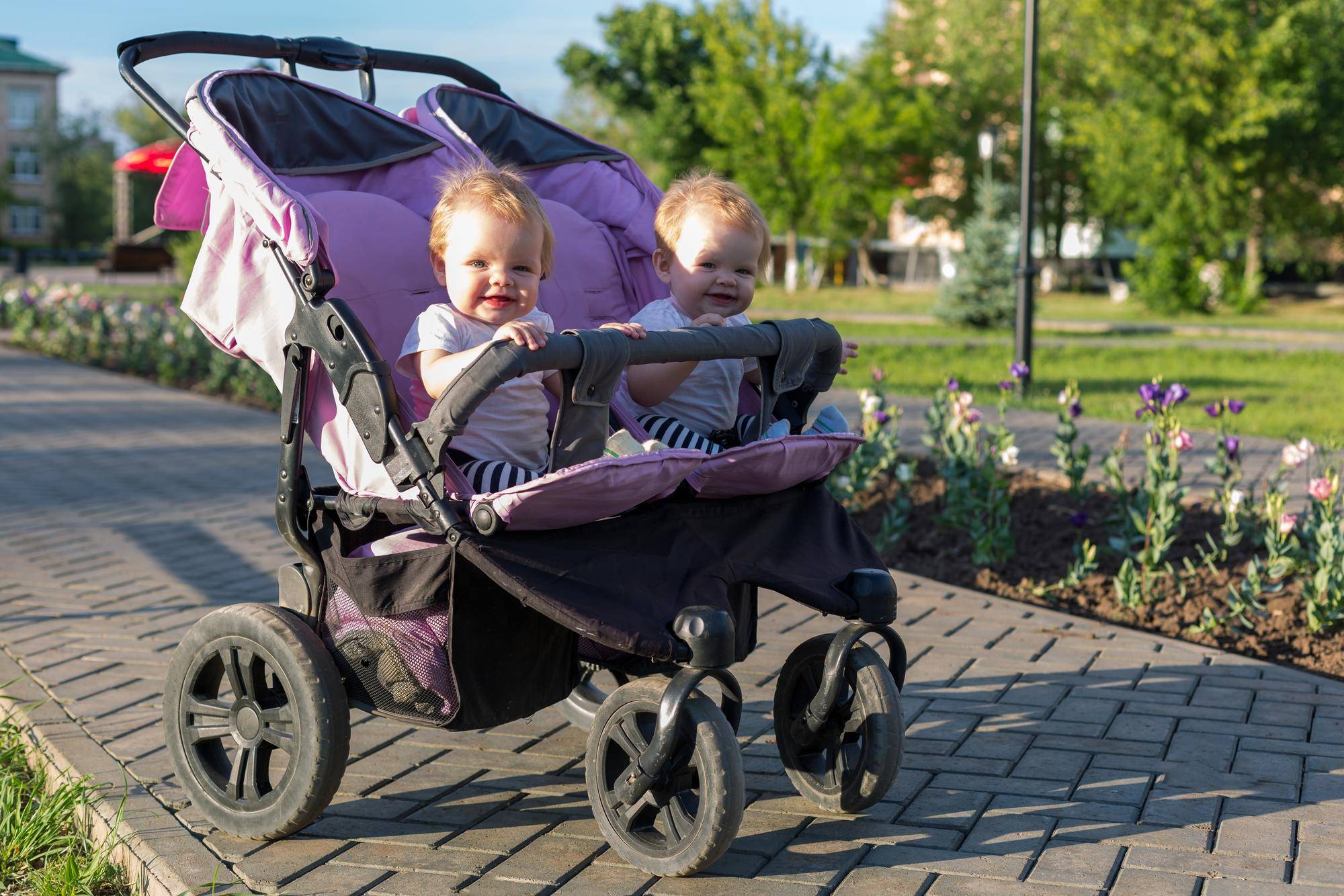 Jak sprawdza się wózek dziecięcy Womar M 43 podczas codziennych spacerów?