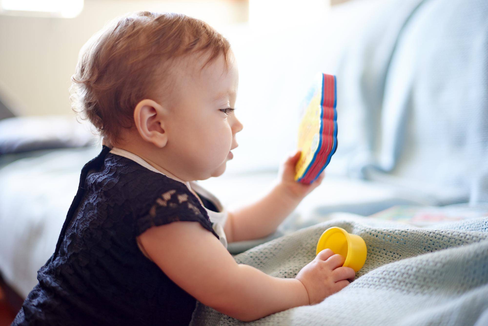 Karty kontrastowe i gryzak sensoryczny Canpol Babies jako wsparcie rozwoju malucha