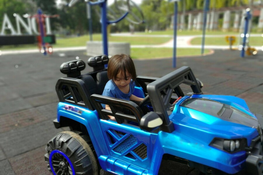 Quad jeździk dla dzieci Milly Mally granatowy z muzyką który zachwyca małych odkrywców