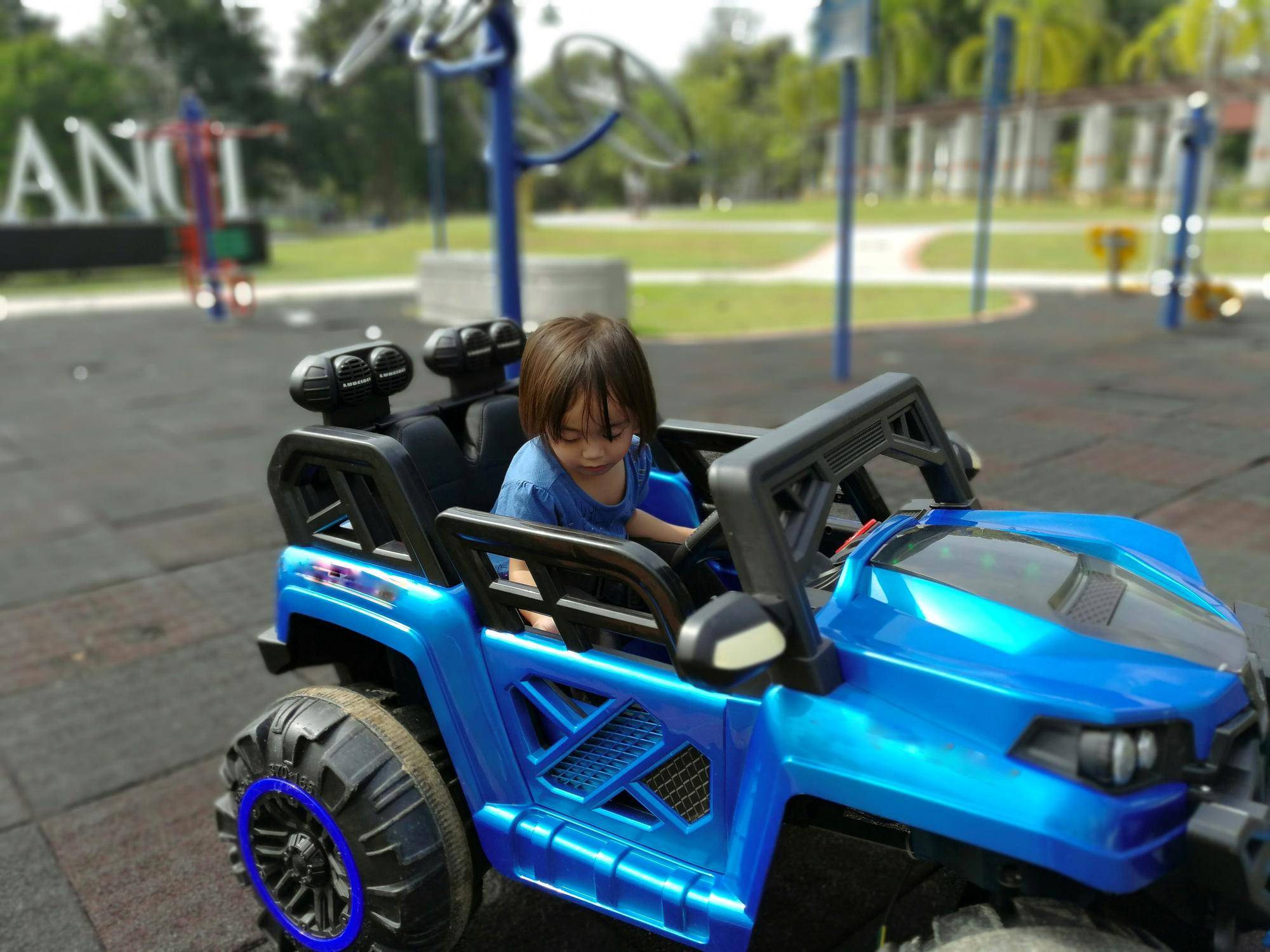 Quad jeździk dla dzieci Milly Mally granatowy z muzyką który zachwyca małych odkrywców