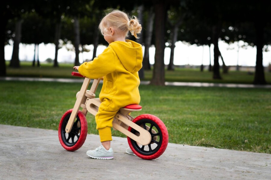 Rowerek biegowy Kinderkraft różowy przyciąga uwagę małych odkrywców