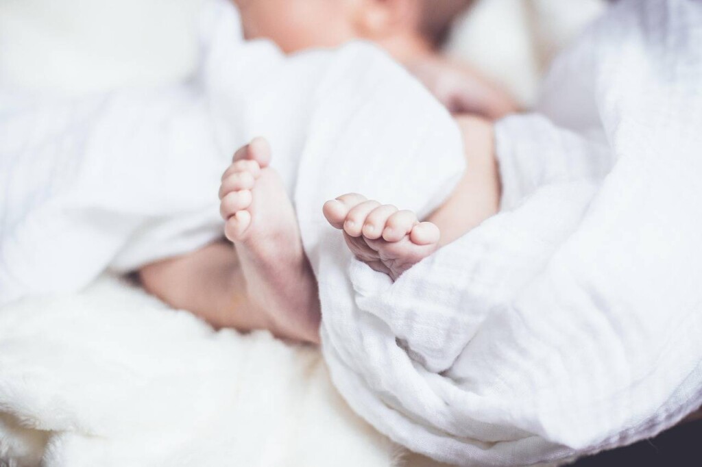 Jak przygotować łóżeczko dla niemowlaka by było bezpieczne i wygodne?